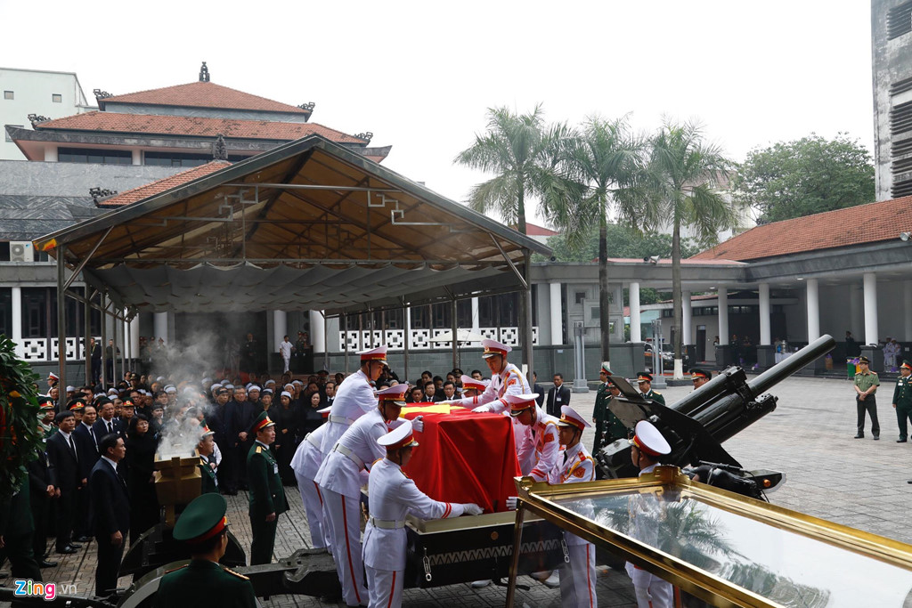 Đoàn xe tang chở linh cữu đại tướng Lê Đức Anh trên đường phố Hà Nội