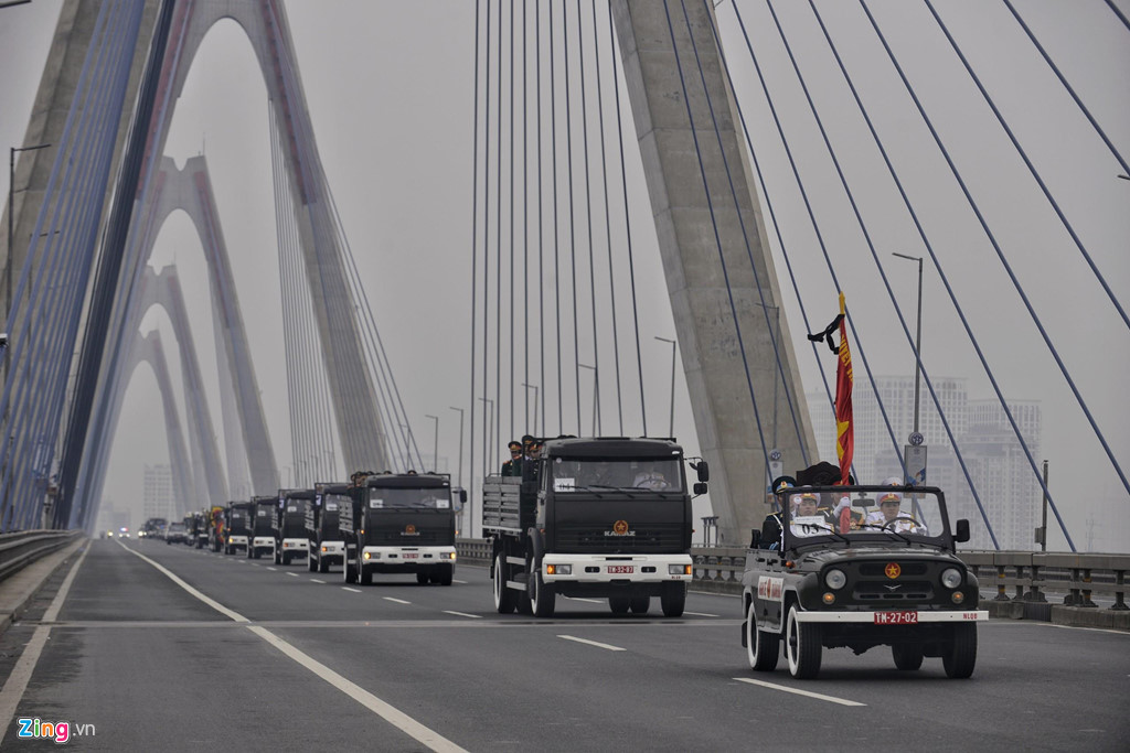 Đoàn xe tang chở linh cữu đại tướng Lê Đức Anh trên đường phố Hà Nội