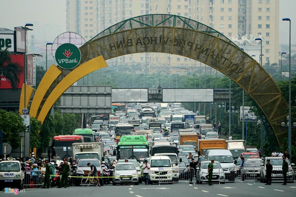 Đoàn xe tang chở linh cữu đại tướng Lê Đức Anh trên đường phố Hà Nội