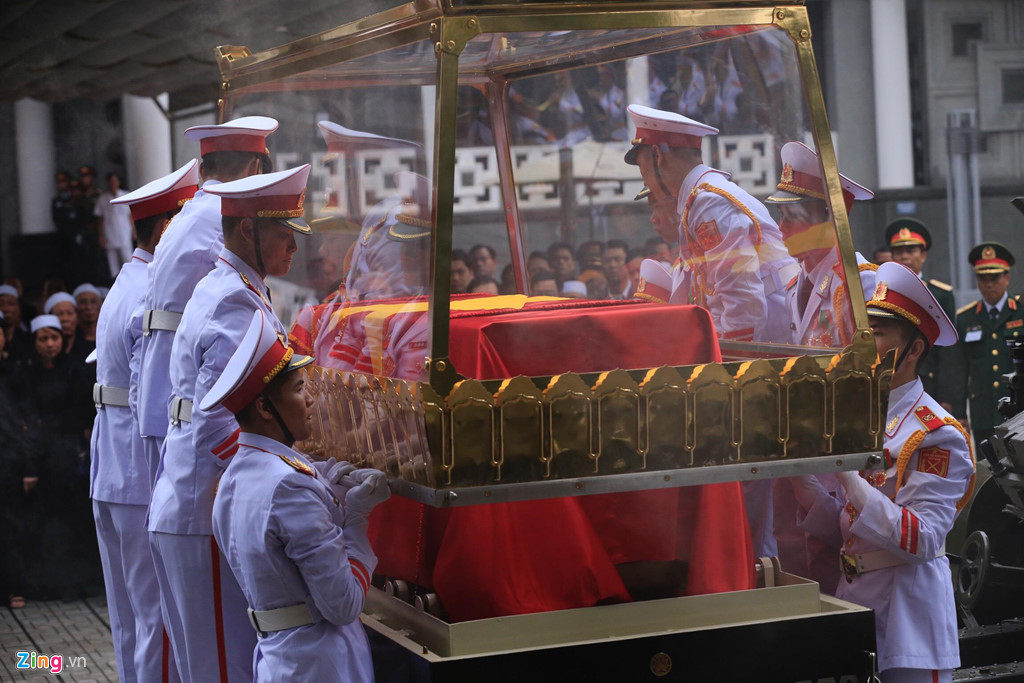 Đoàn xe tang chở linh cữu đại tướng Lê Đức Anh trên đường phố Hà Nội