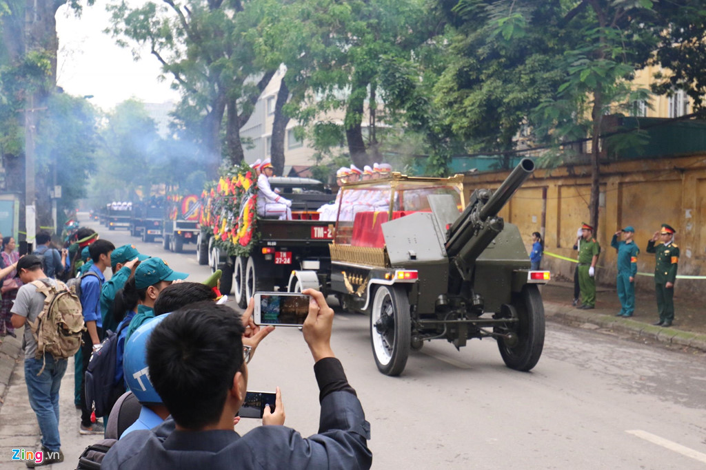 Đoàn xe tang chở linh cữu đại tướng Lê Đức Anh trên đường phố Hà Nội
