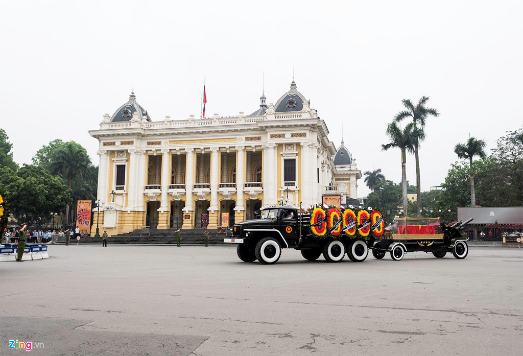 Đoàn xe tang chở linh cữu đại tướng Lê Đức Anh trên đường phố Hà Nội