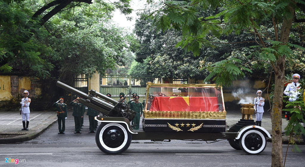 Đoàn xe tang chở linh cữu đại tướng Lê Đức Anh trên đường phố Hà Nội