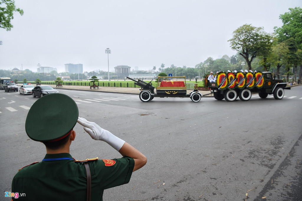 Đoàn xe tang chở linh cữu đại tướng Lê Đức Anh trên đường phố Hà Nội