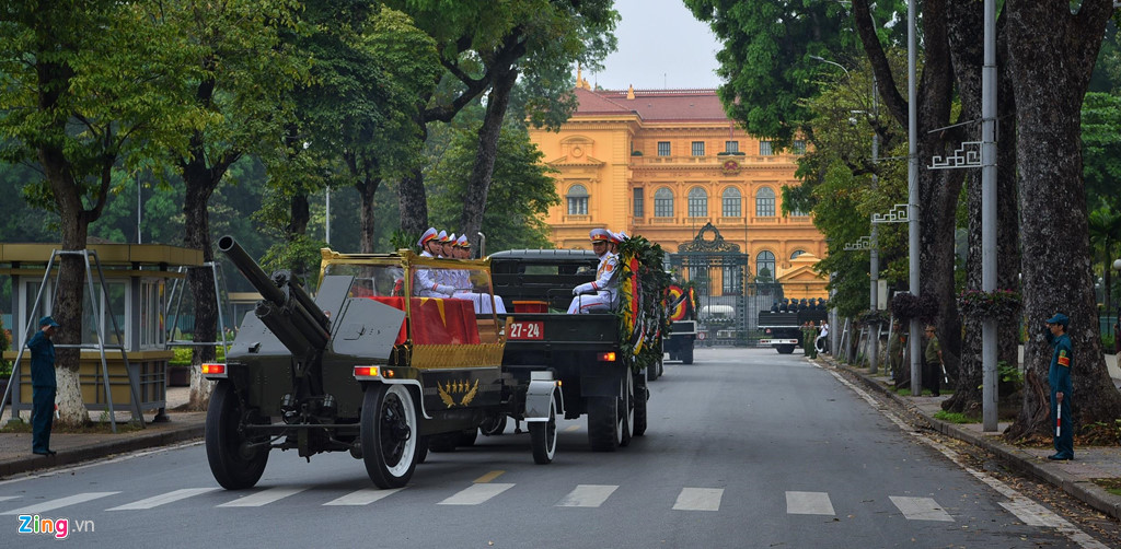 Đoàn xe tang chở linh cữu đại tướng Lê Đức Anh trên đường phố Hà Nội
