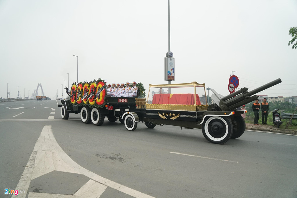 Đoàn xe tang chở linh cữu đại tướng Lê Đức Anh trên đường phố Hà Nội