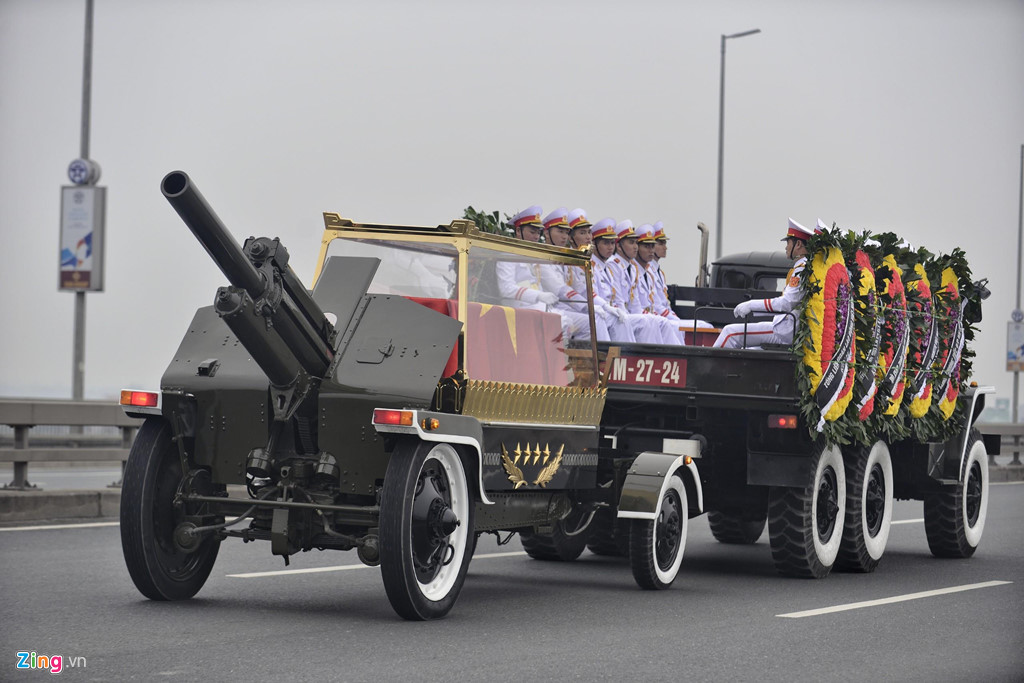 Đoàn xe tang chở linh cữu đại tướng Lê Đức Anh trên đường phố Hà Nội