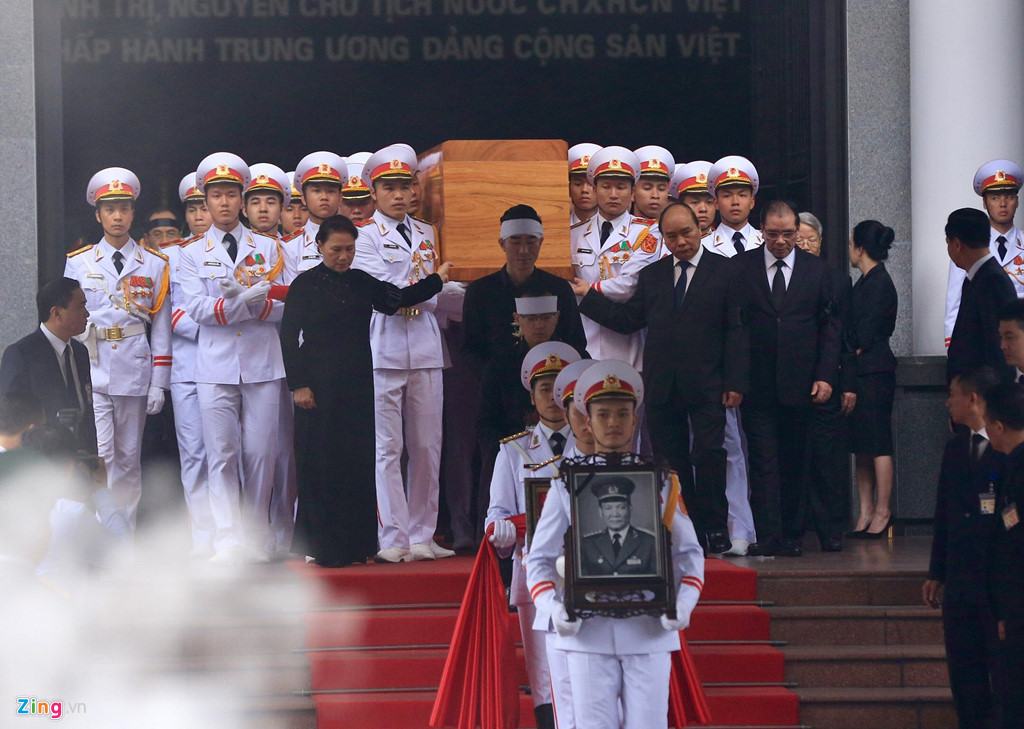 Đoàn xe tang chở linh cữu đại tướng Lê Đức Anh trên đường phố Hà Nội