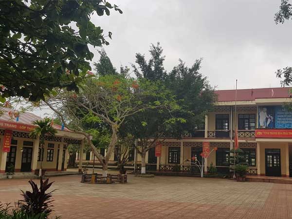 5 học sinh tiểu học bị chém giữa sân trường, một em tử vong