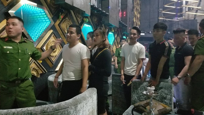 Cận cảnh cuộc truy quét của Công an Đà Nẵng tại F3 Club, hàng trăm dân chơi bỏ chạy tán loạn