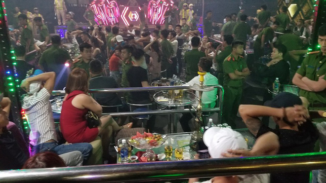 Cận cảnh cuộc truy quét của Công an Đà Nẵng tại F3 Club, hàng trăm dân chơi bỏ chạy tán loạn