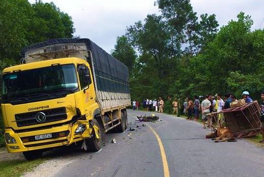 Nổ súng trấn áp kẻ dùng dao dọa công an khám hiện trường tai nạn