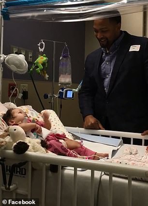 Đoạn video gây xúc động vì hành động của người cha với con gái bại liệt, bất ngờ nhất là phản ứng của cô bé