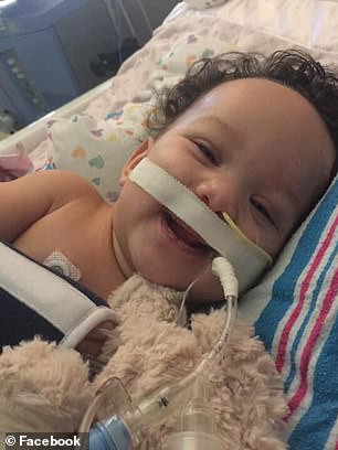 Đoạn video gây xúc động vì hành động của người cha với con gái bại liệt, bất ngờ nhất là phản ứng của cô bé