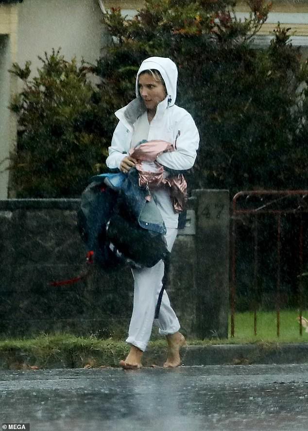 Ông bố phũ của năm: Cùng dầm mưa nhưng Thor Chris Hemsworth đội mũ đi giày, để con trai đầu trần chân đất