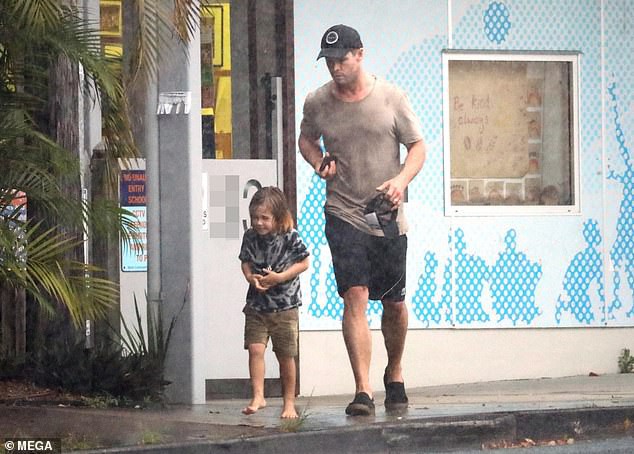 Ông bố phũ của năm: Cùng dầm mưa nhưng Thor Chris Hemsworth đội mũ đi giày, để con trai đầu trần chân đất