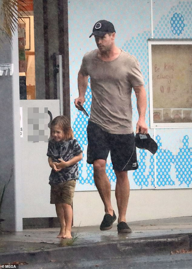 Ông bố phũ của năm: Cùng dầm mưa nhưng Thor Chris Hemsworth đội mũ đi giày, để con trai đầu trần chân đất