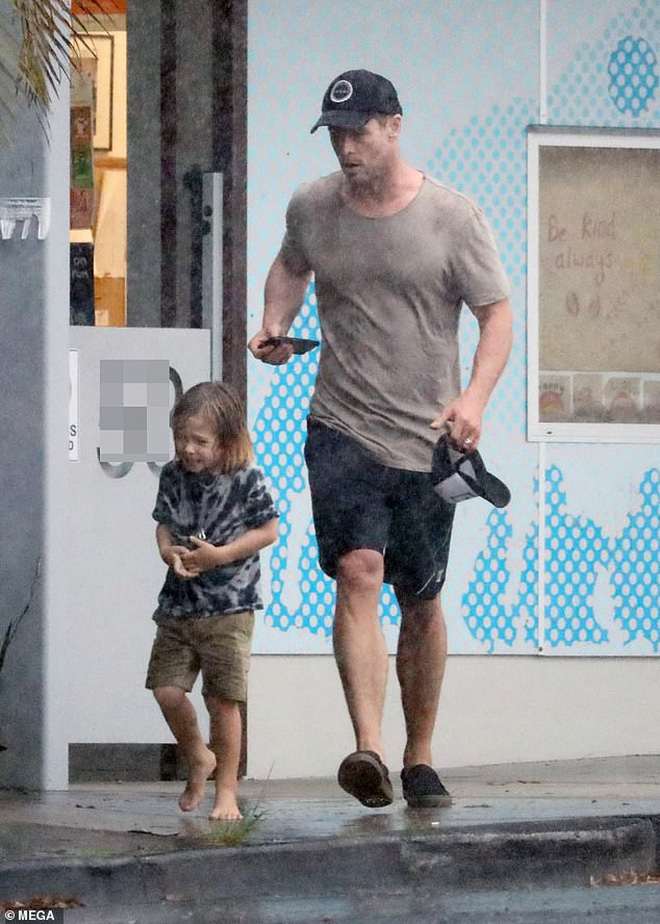 Ông bố phũ của năm: Cùng dầm mưa nhưng Thor Chris Hemsworth đội mũ đi giày, để con trai đầu trần chân đất