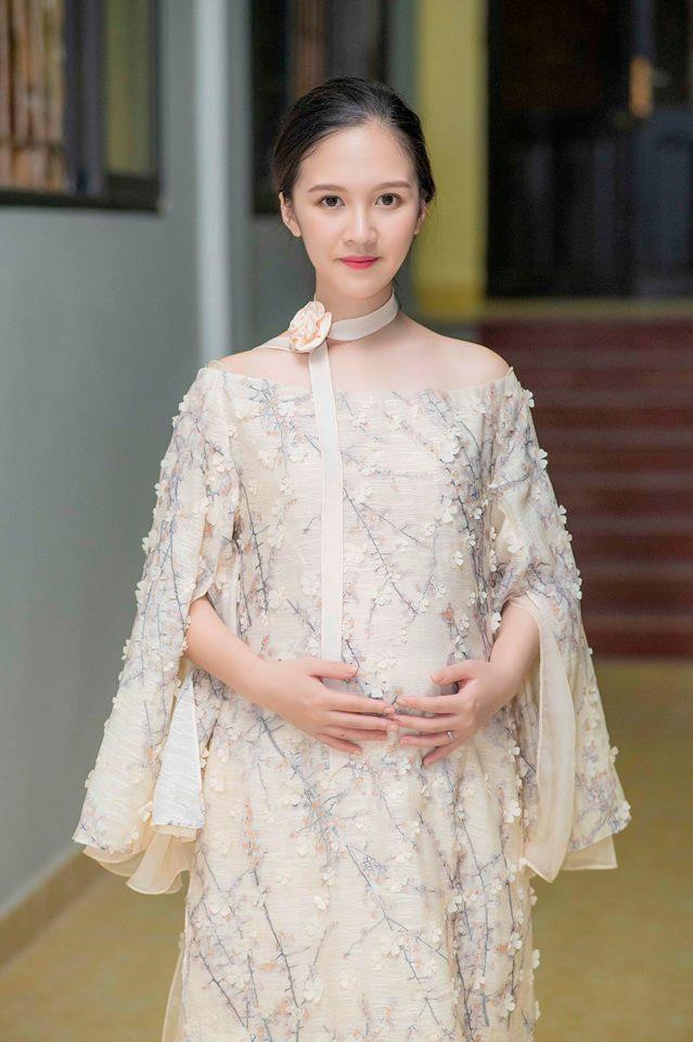 Hot girl Bánh đúc có xương Hà Anh tái xuất sau khi sinh con đầu lòng