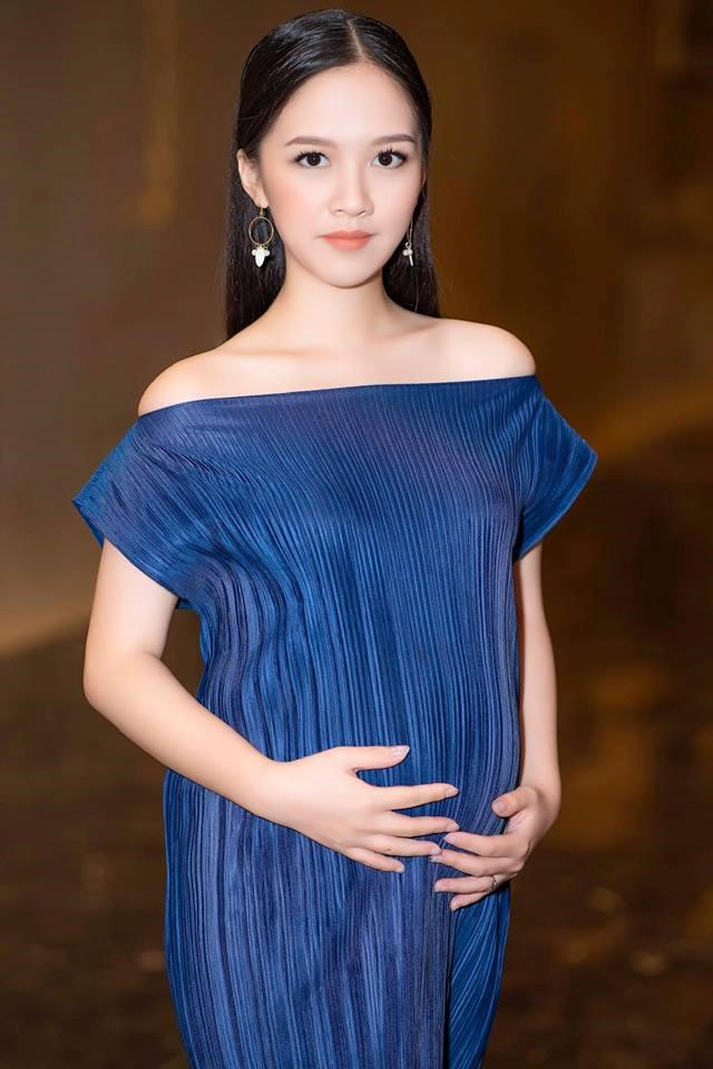 Hot girl Bánh đúc có xương Hà Anh tái xuất sau khi sinh con đầu lòng
