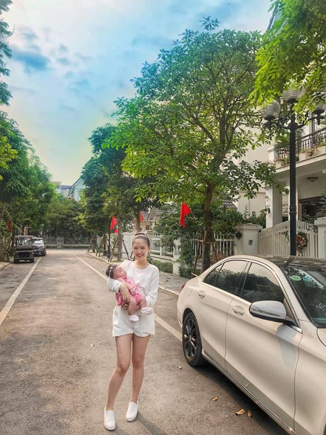 Hot girl Bánh đúc có xương Hà Anh tái xuất sau khi sinh con đầu lòng