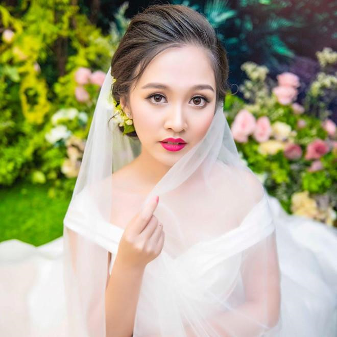 Hot girl Bánh đúc có xương Hà Anh tái xuất sau khi sinh con đầu lòng