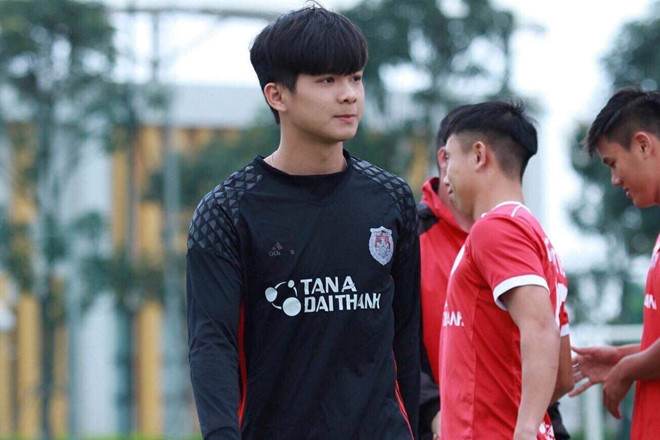 Thêm cầu thủ sinh năm 2000 chứng minh cứ thủ môn là phải đẹp trai