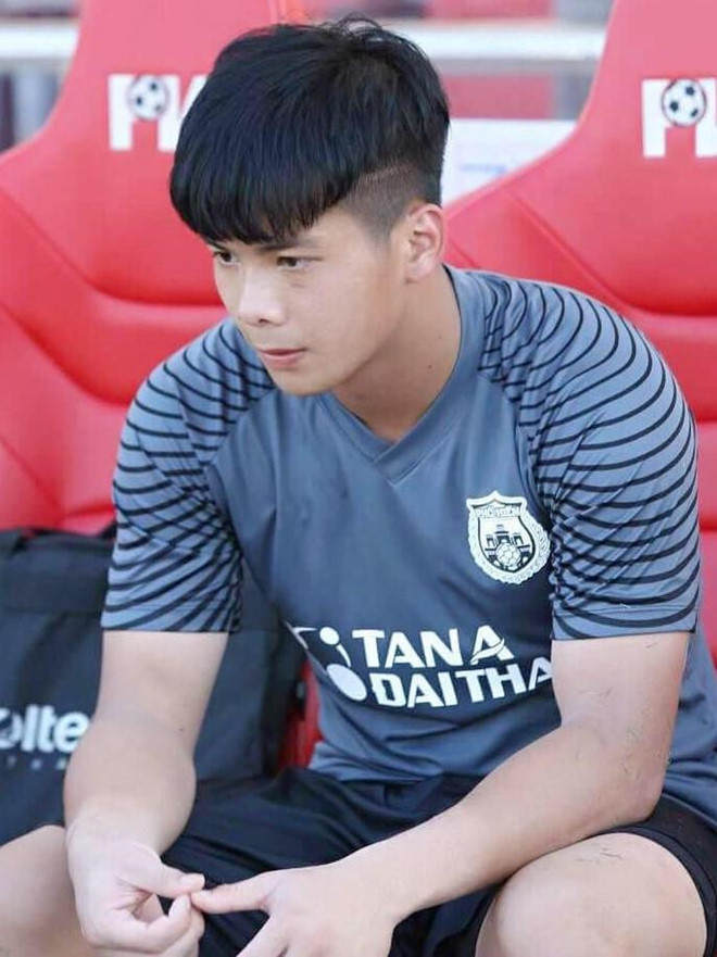 Thêm cầu thủ sinh năm 2000 chứng minh cứ thủ môn là phải đẹp trai