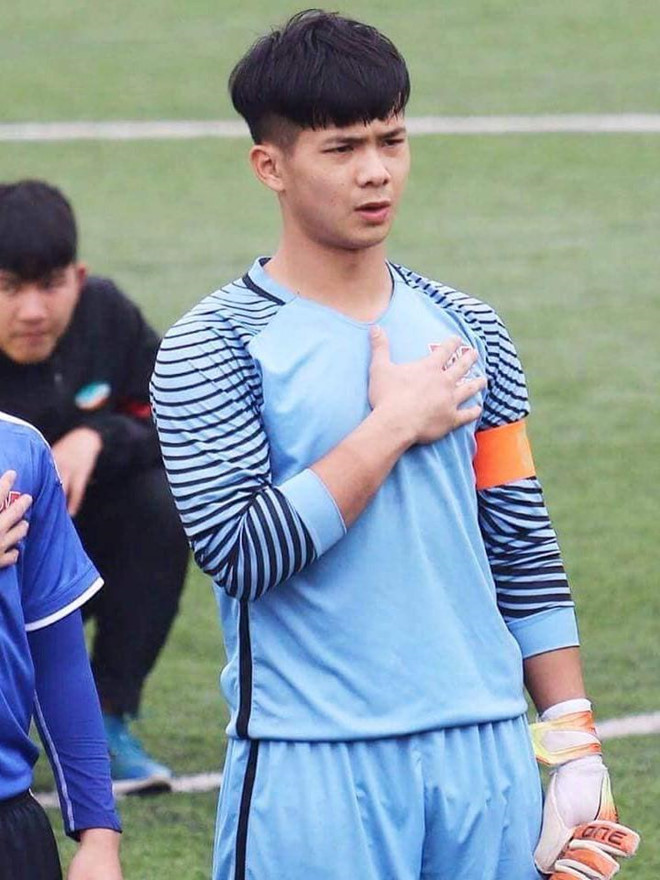 Thêm cầu thủ sinh năm 2000 chứng minh cứ thủ môn là phải đẹp trai