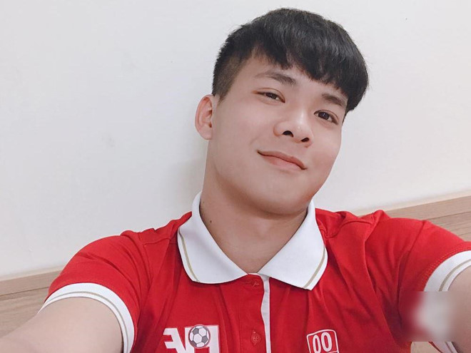 Thêm cầu thủ sinh năm 2000 chứng minh cứ thủ môn là phải đẹp trai