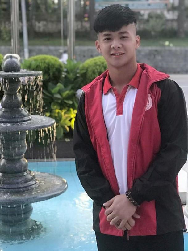 Thêm cầu thủ sinh năm 2000 chứng minh cứ thủ môn là phải đẹp trai