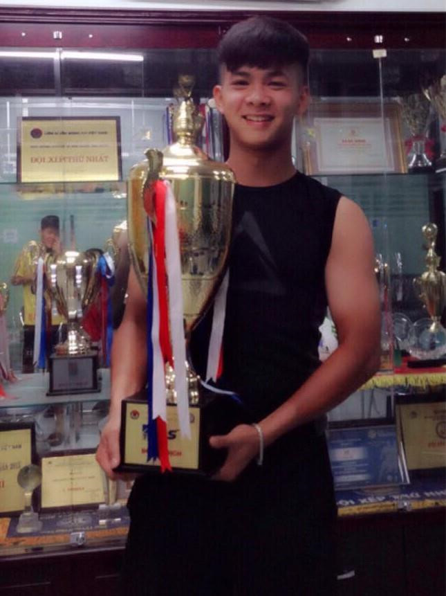 Thêm cầu thủ sinh năm 2000 chứng minh cứ thủ môn là phải đẹp trai