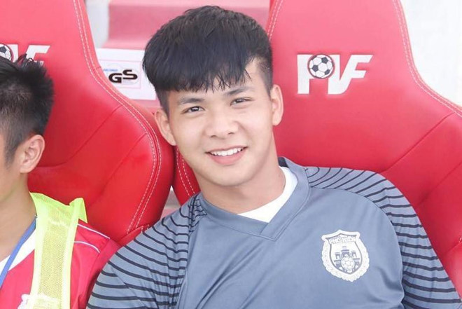 Thêm cầu thủ sinh năm 2000 chứng minh cứ thủ môn là phải đẹp trai