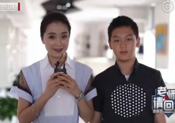 Từng phải chịu cảnh bị con trai duy nhất coi thường suốt 10 năm ròng rã, Tình Nhi Vương Diễm bật khóc khi chứng kiến sự thay đổi này của con