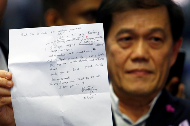 Đoàn Thị Hương viết thư cảm ơn bằng tiếng Anh trước khi về nước