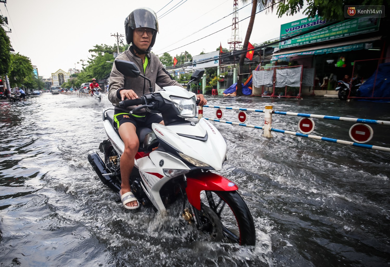 Ảnh: Đường phố Sài Gòn ngập nặng sau cơn mưa, nhiều người đi xe máy suýt té ngã trước đầu ô tô