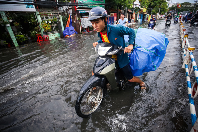 Ảnh: Đường phố Sài Gòn ngập nặng sau cơn mưa, nhiều người đi xe máy suýt té ngã trước đầu ô tô