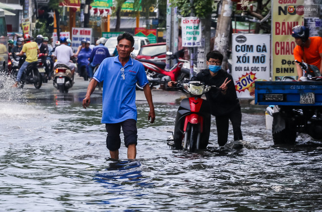 Ảnh: Đường phố Sài Gòn ngập nặng sau cơn mưa, nhiều người đi xe máy suýt té ngã trước đầu ô tô