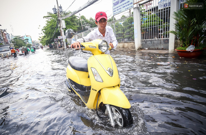 Ảnh: Đường phố Sài Gòn ngập nặng sau cơn mưa, nhiều người đi xe máy suýt té ngã trước đầu ô tô