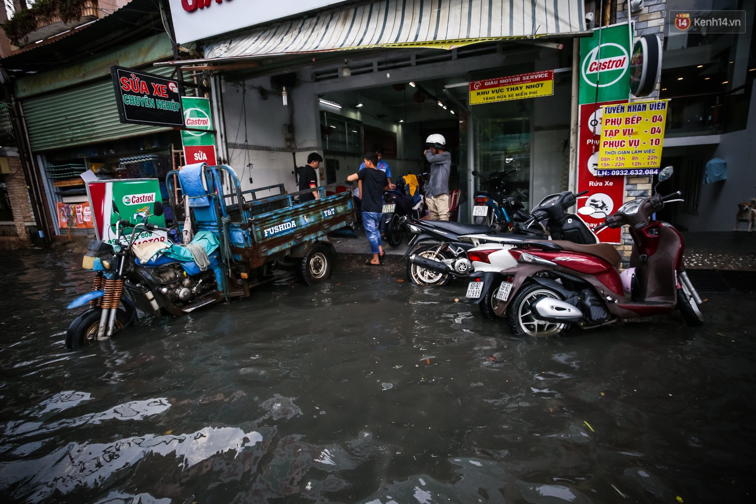 Ảnh: Đường phố Sài Gòn ngập nặng sau cơn mưa, nhiều người đi xe máy suýt té ngã trước đầu ô tô