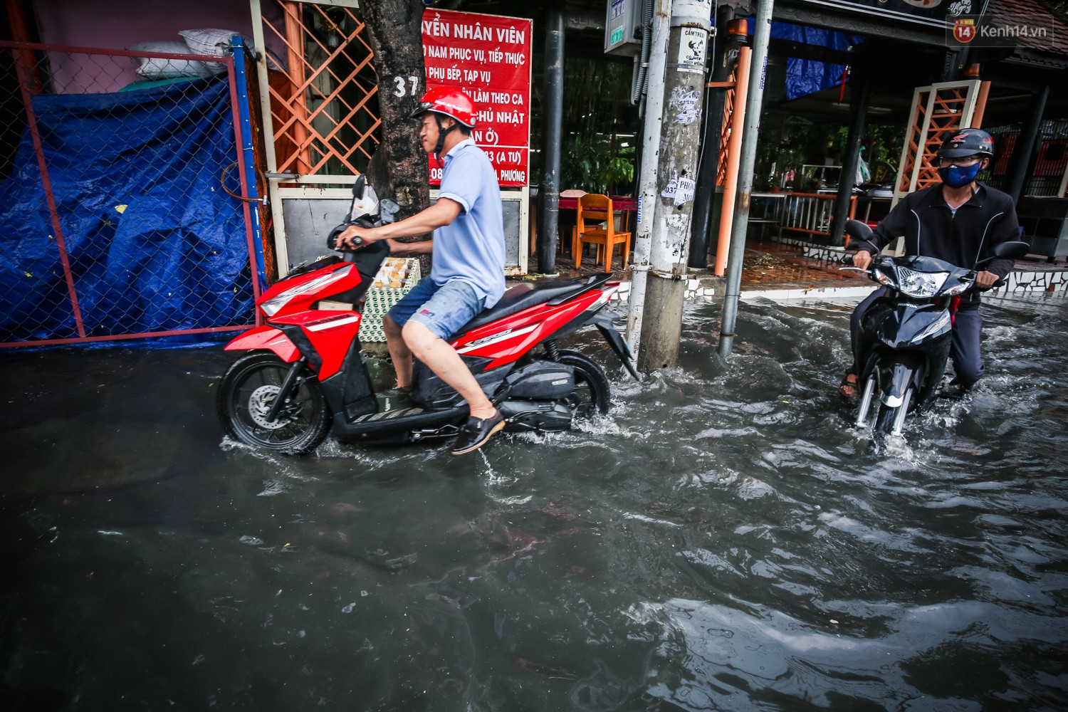 Ảnh: Đường phố Sài Gòn ngập nặng sau cơn mưa, nhiều người đi xe máy suýt té ngã trước đầu ô tô