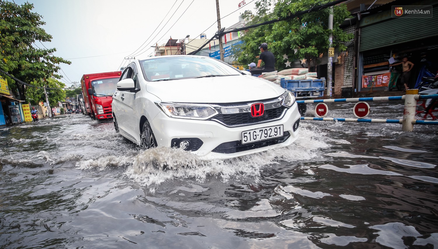 Ảnh: Đường phố Sài Gòn ngập nặng sau cơn mưa, nhiều người đi xe máy suýt té ngã trước đầu ô tô