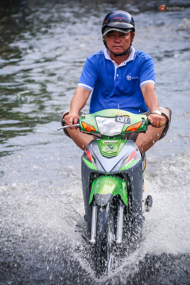 Ảnh: Đường phố Sài Gòn ngập nặng sau cơn mưa, nhiều người đi xe máy suýt té ngã trước đầu ô tô