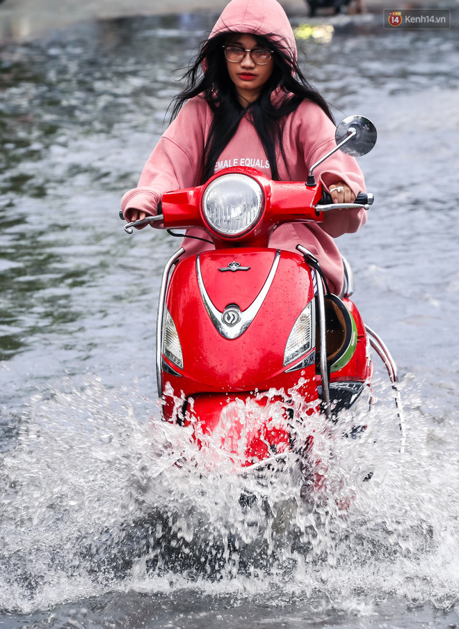 Ảnh: Đường phố Sài Gòn ngập nặng sau cơn mưa, nhiều người đi xe máy suýt té ngã trước đầu ô tô