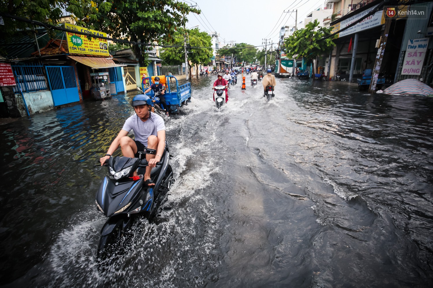 Ảnh: Đường phố Sài Gòn ngập nặng sau cơn mưa, nhiều người đi xe máy suýt té ngã trước đầu ô tô
