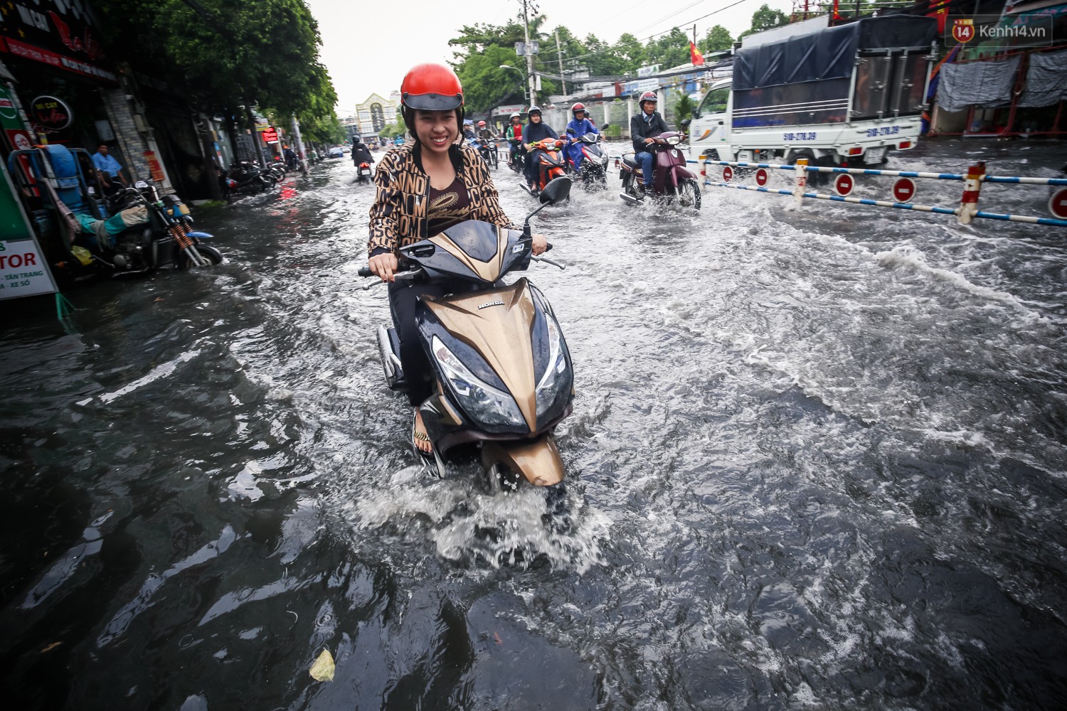 Ảnh: Đường phố Sài Gòn ngập nặng sau cơn mưa, nhiều người đi xe máy suýt té ngã trước đầu ô tô