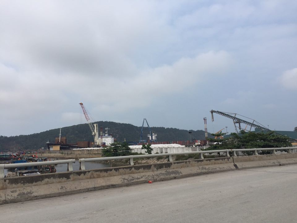 Đi dạo chơi, người đàn ông nhập viện do bị thanh sắt hơn 2m rơi trúng mặt