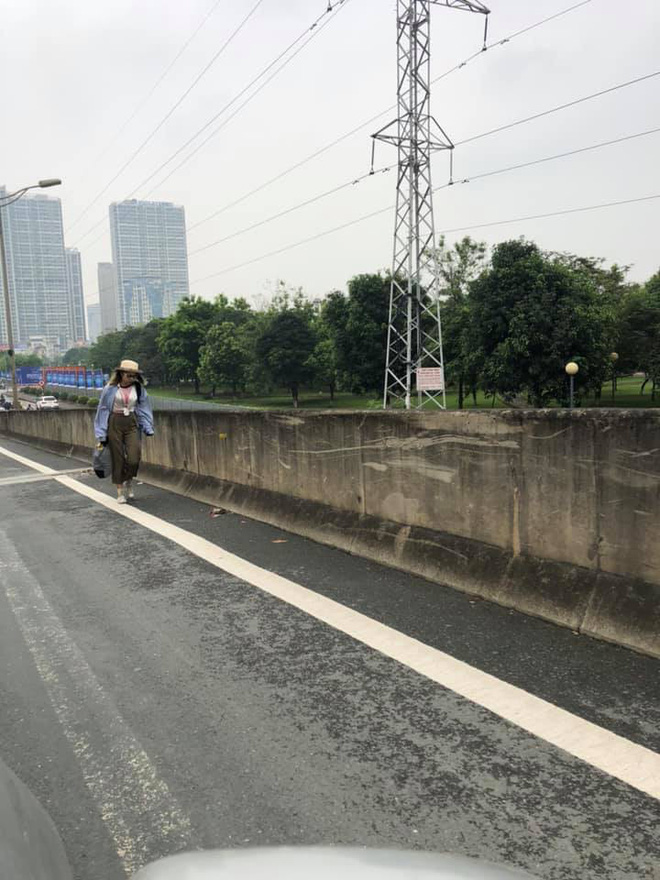 Bị tách hẳn khỏi con trai, hot girl Bella vẫn tiếp tục lang thang ngoài đường, dân tình bảo nhau không ai cho đi nhờ xe Bị tách hẳn khỏi con trai, hot girl Bella vẫn tiếp tục lang thang ngoài đường, dân tình bảo nhau không ai cho đi nhờ xe