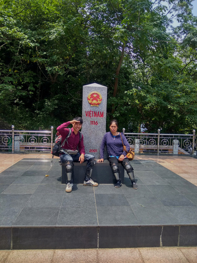 Chàng trai dành cả thanh xuân đưa mẹ đi phượt khắp thế gian và những lần đầu tiên đầy xúc động của mẹ