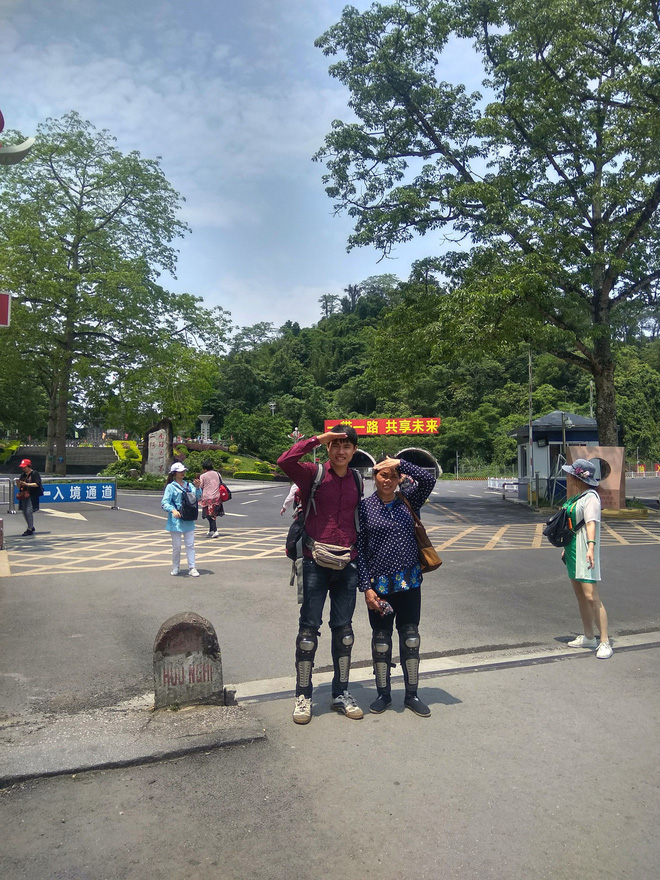 Chàng trai dành cả thanh xuân đưa mẹ đi phượt khắp thế gian và những lần đầu tiên đầy xúc động của mẹ